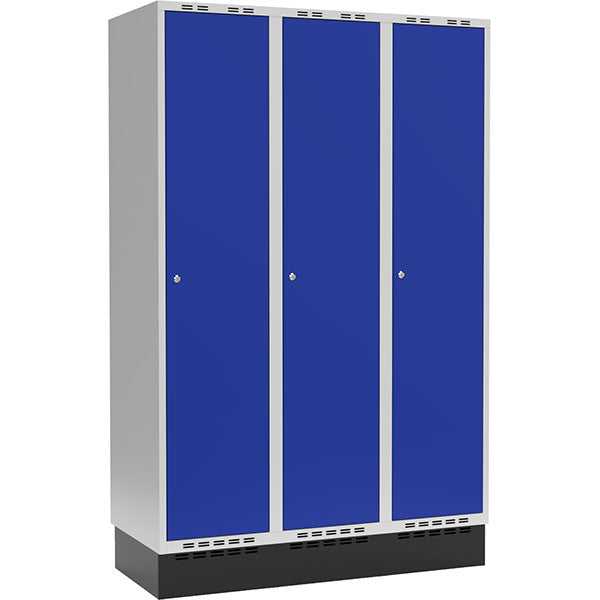 Garderobeskab 3x400mm m/lige tag, blå dør med cylinderlås og sokkel – image 1