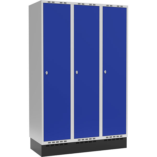 Garderobeskab 3x400mm m/lige tag, blå dør med greb for hængelås og sokkel – image 1