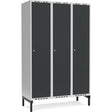 Sonesson Garderobeskab 3x400mm m/lige tag, antracit dør med cylinderlås og benramme – Garderobeskabe (billede 1)