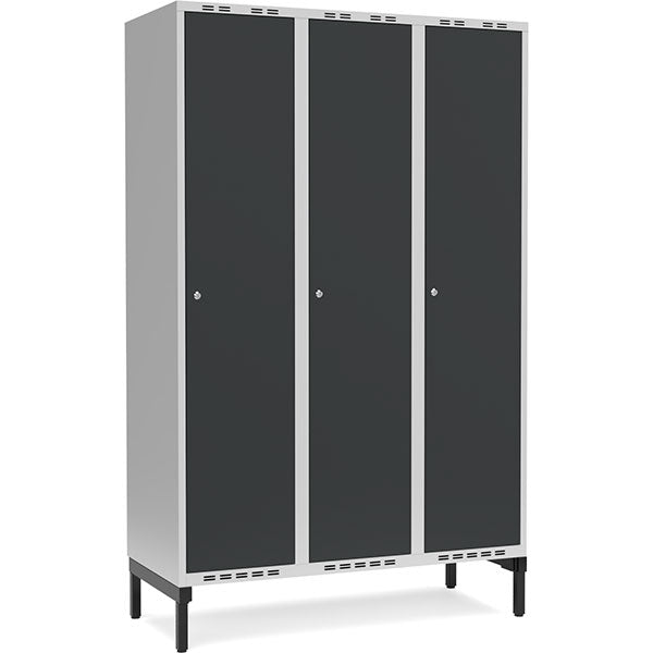 Sonesson Garderobeskab 3x400mm m/lige tag, antracit dør med cylinderlås og benramme – Garderobeskabe (billede 1)