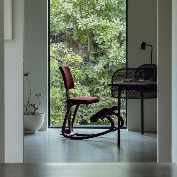 Knæstol Varier Variable Plus Monochrome Plum – Aktivitetsstole (billede 1)