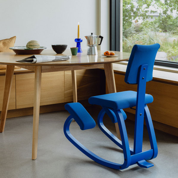Knæstol Varier Variable Plus Monochrome Marine – Aktivitetsstole (billede 1)
