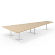 Ergoff Konferencebord DNA, Eg 5000x2365 mm trapezformet, Hvidt understel – Konferenceborde