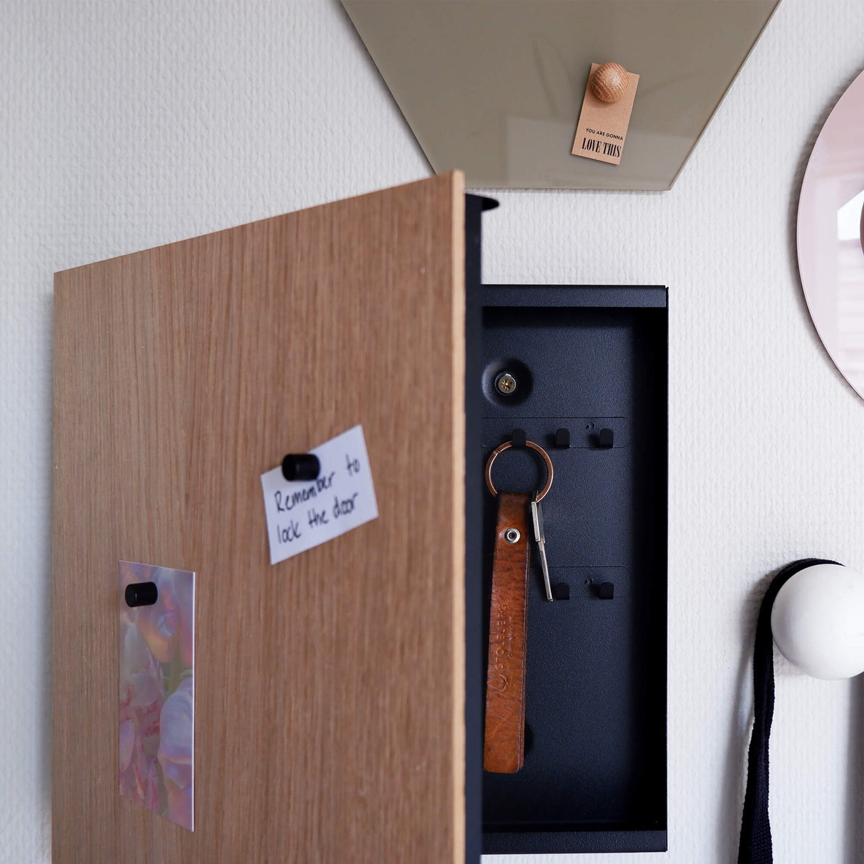 Key cabinet oak open 15600.jpg