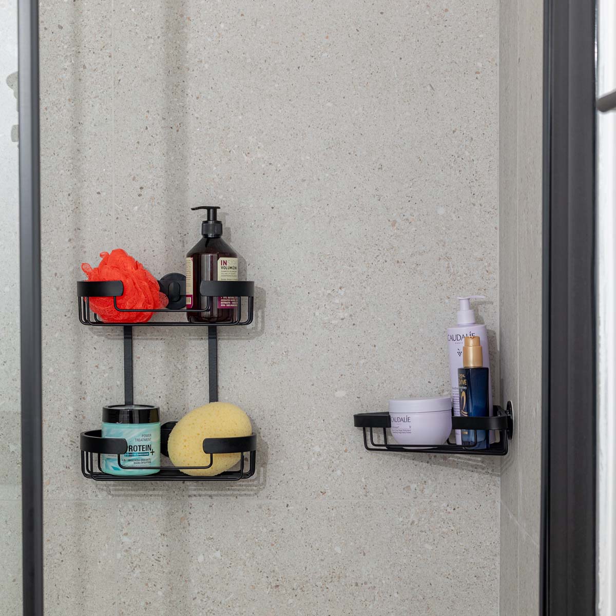 Hjørnehylde til bad sort aluminium