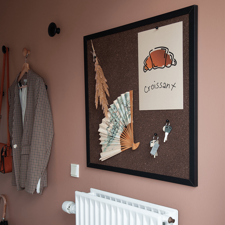 60 x 60 cm. Mørk Kork opslagstavle med sort ramme