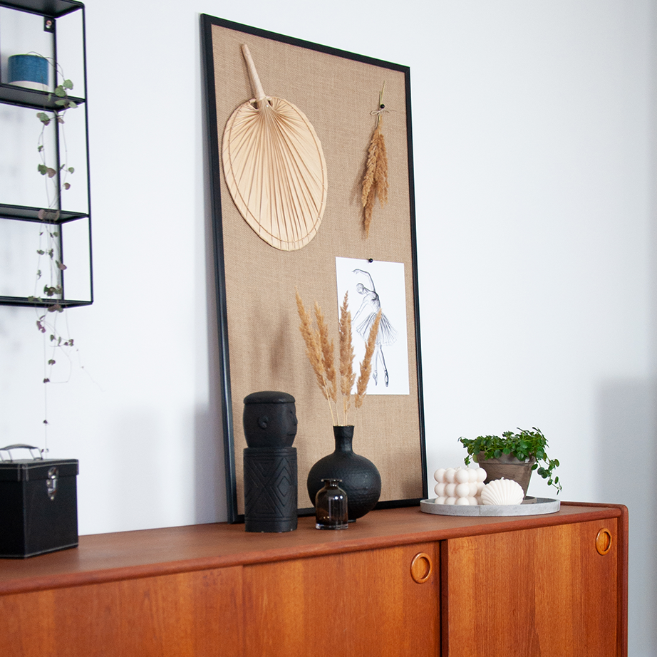 100 x 60 cm. Hessian opslagstavle med sort ramme – image 3